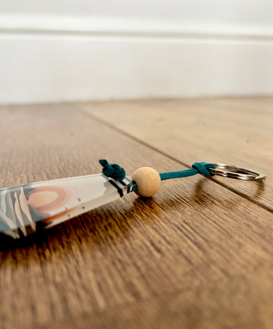 Sun Sea Serenity Boho Keyring – Retro Motel Style Acrylic Keychain with Wooden Bead & Faux Suede Cord, Wanderlust Gift for Free Spirits