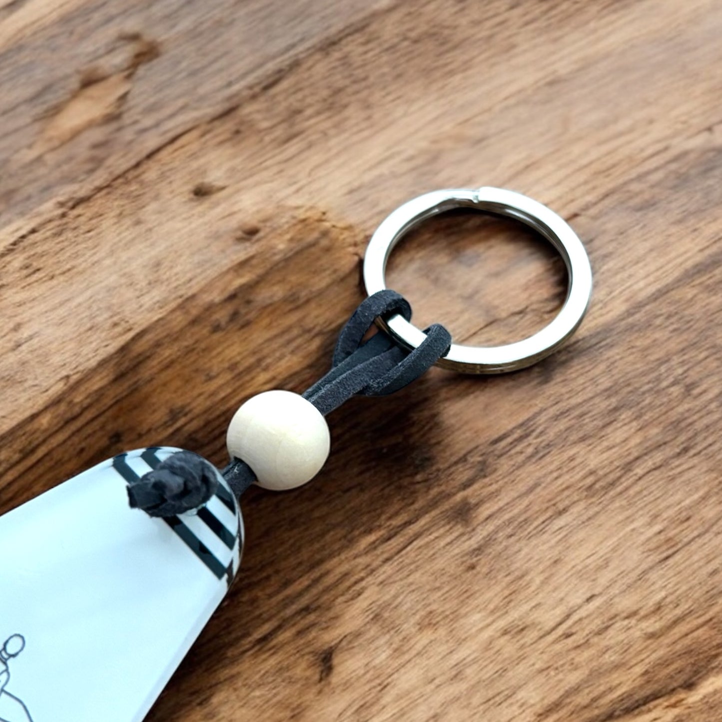 Leave Limits Behind Keyring – Retro Motel Style Boho Keychain with Male Runner Line Art Design Through Nature, Gift for Runners & Outdoor Lovers