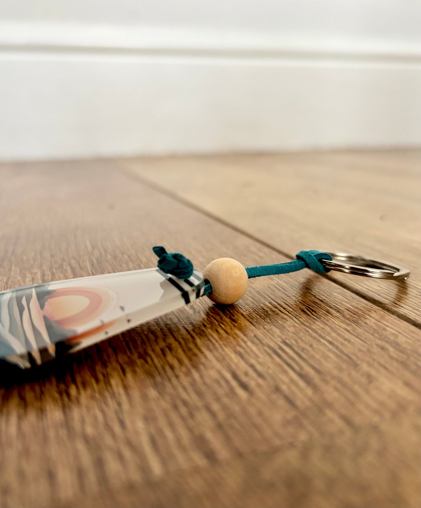 Sun Sea Serenity Boho Keyring – Retro Motel Style Acrylic Keychain with Wooden Bead & Faux Suede Cord, Wanderlust Gift for Free Spirits